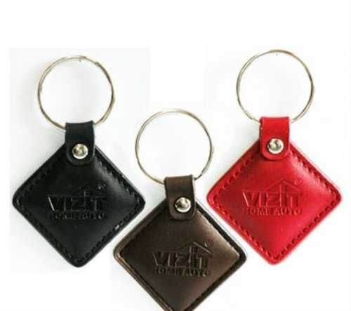 Ключ RF (RFID-13.56 МГц). Кожаный брелок с тиснением логотипа, красный. Встроенная защита от несанкционированного копирования. Используется совместно с модификациями блоков вызова и контроллеров ключей, имеющих в наименовании литеру - F.