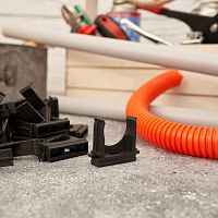 Крепеж-клипса для трубы 32 мм черная (10 шт./уп.), REXANT | код 28-0132-5 | REXANT