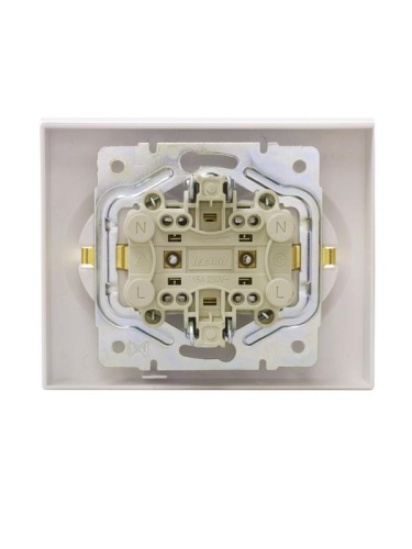 Розетка 2-м СП VESNA с заземл. со шторками ПБТ жемчуж./бел. перламутр LEZARD 742-3000-178B фото 4 Розетка 2-м СП VESNA с заземл. со шторками ПБТ жемчуж./бел. перламутр LEZARD 742-3000-178B фото 4