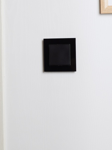 Рамка 1-м BRITE РУ-1-2-БрЧ стекло черн. | код. BR-M12-G-K02 | IEK фото 4