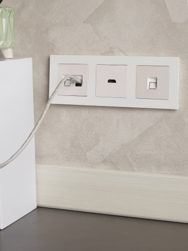 Рамка 3-м BRITE РУ-3-Бр бел. рифленый | код BR-M32-51-K01 | IEK фото 5