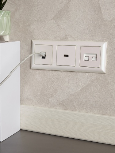 BRITE Рамка 3-мест. РУ-3-Бр беж./жемч. IEK | код BR-M32-12-1-K10 | IEK фото 3 BRITE Рамка 3-мест. РУ-3-Бр беж./жемч. IEK | код BR-M32-12-1-K10 | IEK фото 3