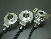 Инкрементальный энкодер D=58мм, полый сквозной вал 15мм, 4.75…30VDC, TTL, разрешение 1024 имп/об, IP67, -40…+100°C, тангенциальный кабель 1м | код EIL580P-TT15.7PF.01024.B | INNOCONT