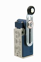 Выключатель концевой синхроного переключения угловой 2-х направленный с металлической консолью и пластиковым роликом Ф18мм на коротком регулируемом рычаге (1НО+2НЗ), L5K25MEP122 | код L5K25MEP122 | EMAS