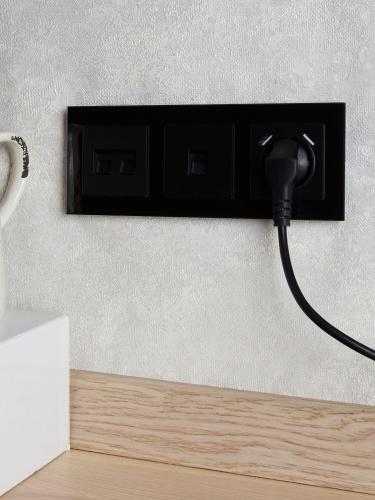 Рамка 3-м BRITE РУ-3-2-БрЧ стекло черн. | код. BR-M32-G-K02 | IEK фото 2