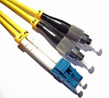 Патч-корд оптический TWT, PVC, дуплексный, FC/APC-FC/UPC, SM OS2, 0.5 м | код TWT-2FC-2FC/SAU-0.5 | TWT