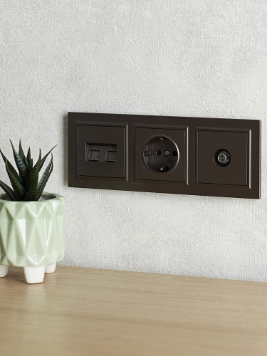 BRITE Рамка 3-местная РУ-3-БрТБ темная бронза | код BR-M32-K45 | IEK фото 4 BRITE Рамка 3-местная РУ-3-БрТБ темная бронза | код BR-M32-K45 | IEK фото 4