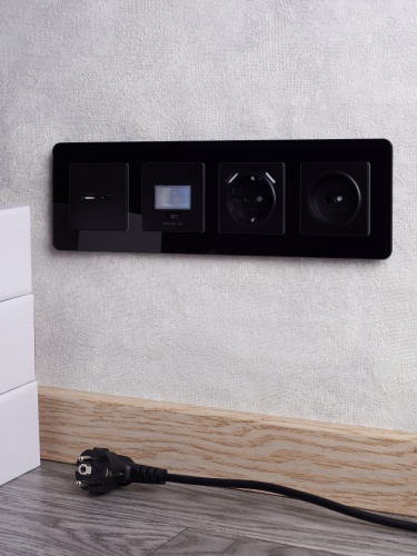 BRITE Рамка 4-мест. РУ-4-2-Бр стекло черн. RE IEK | код BR-M42-G-41-K02 | IEK фото 2