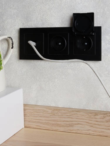 BRITE Рамка 3-мест. РУ-3-2-Бр стекло черн. матовый IEK | код BR-M32-G-31-K02 | IEK фото 4